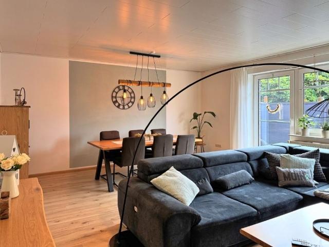 Idyllischer Wiekenlage: Gepflegte Doppelhaushälfte mit EBK, D Carport und Garten in Wiesmoor