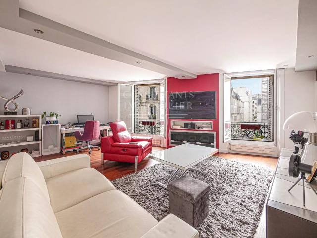 IENA/TROCADERO. APPARTEMENT TRAVERSANT QUATRE PIÈCES EN ÉTAGE ÉLEVÉ