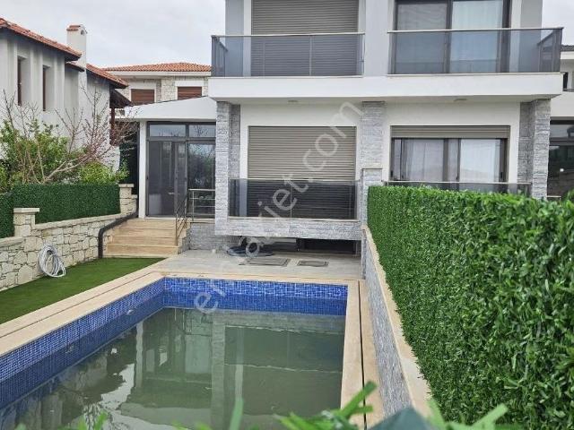 Şifne Yalı Mahallesınde Kiralık Havuzlu Müstakil 3+1 Villa