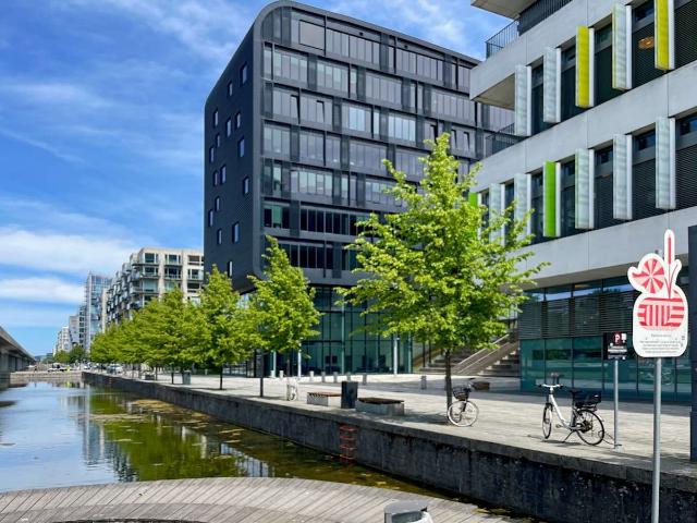 Ikonisk virksomhedsplacering med fremragende transportforbindelser