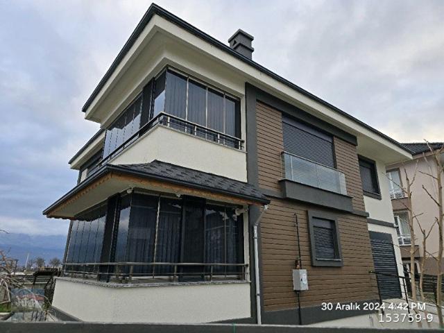 ÇIKINLARDA SATILIK YENİ KÖŞE BAŞI MÜSTAKİL 5+1 VİLLA GARAJLI GENİŞ ARSALI