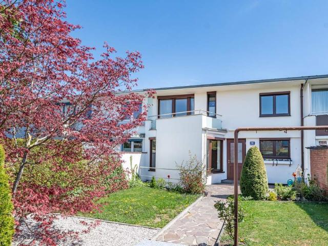 Ihr neuer Lieblingsplatz: Teilsaniertes Reihenhaus mit Balkon und Garten