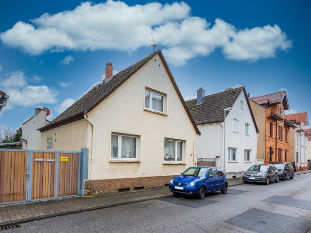 Sanierungsbedürftiges, freistehendes Einfamilienhaus mit schönem Garten und Ausbau /Anbaureserven