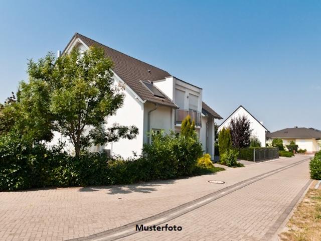 Ihr neues Zuhause: 2 Familienhaus mit Balkon, Terrasse, Garten und Garage