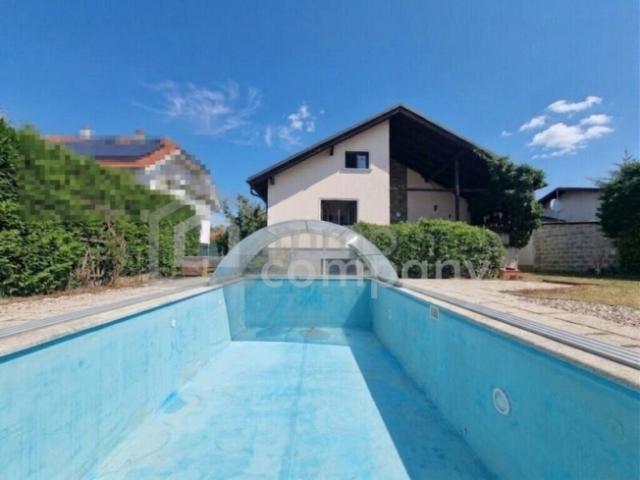 IHR NEUES ZUHAUSE Charmantes Einfamilienhaus mit 8m Pool, 25m² Terrasse und viel Platz