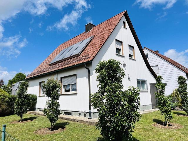 Ihr neues Zuhause im Grünen! Fortlaufend modernisiertes, sehr gepflegtes Haus mit Garage und sonnigem Garten mit Baumbestand