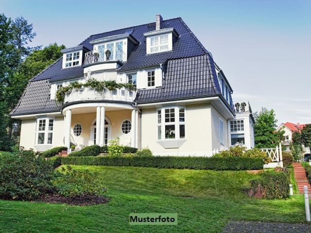 Villa mit 2 Terrassen auf großem Grundstück