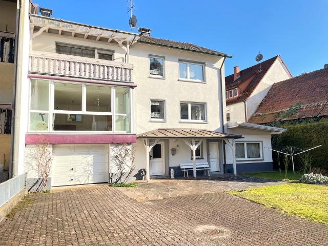 RESERVIERT * Ihr Wohnglück, Zweifamilienhaus mit großem Grundstück, 2 Garagen & Apartment