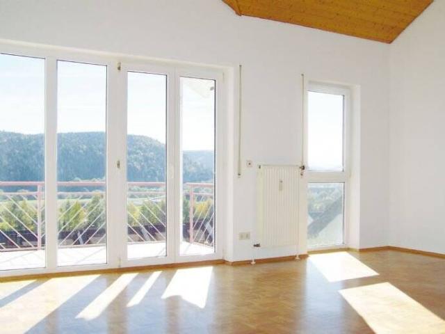 Ihre Kapitalanlage: 3 Zi. Whg. im DG * m. Parkettböden Terrasse * plus Garagenplatz * Südhanglage am Waldrand * in wirtschaftsstarker Region