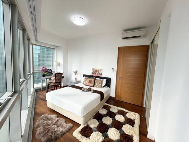 IOI Central Boulevard Towers/MBFC/Raffles place MRT Queen Room with Marina Bay Sands view