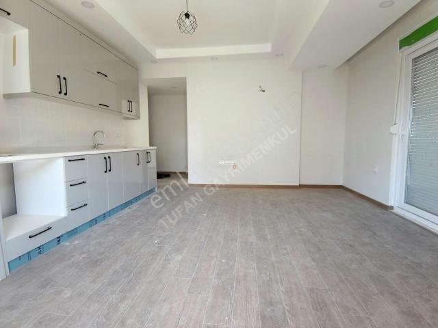 Ilıca Gömeçli'de Havuzlu Sitede Geniş Balkonlu 1+1 Satılık Daire