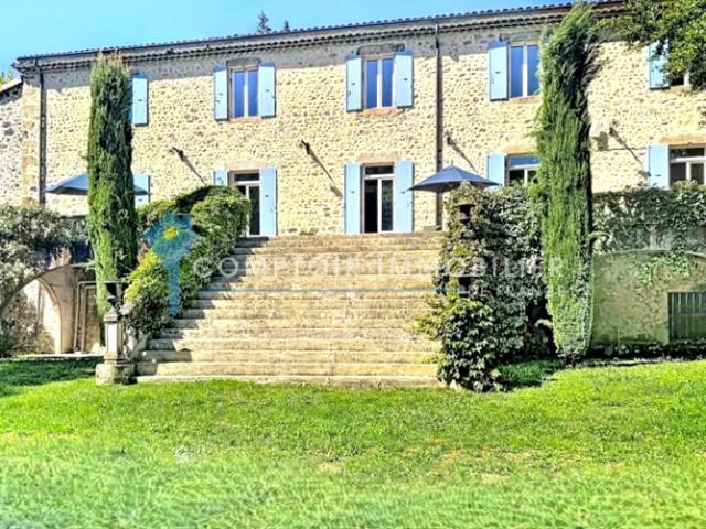 Domaine d'exception au bord de l'Ardèche avec maison de Ma