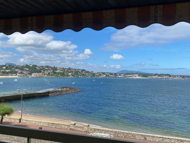 IL EST UNE. VUE, UNE ADRESSE !