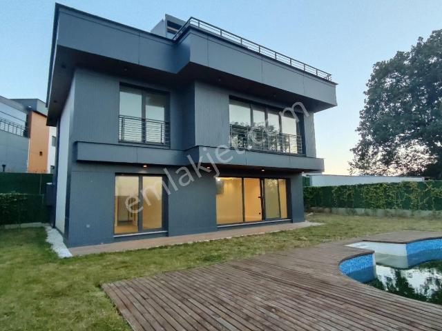 Şile Çayırbaşı'nda Müstakil Havuzlu Köşe Parsel Satılık A+ Villa