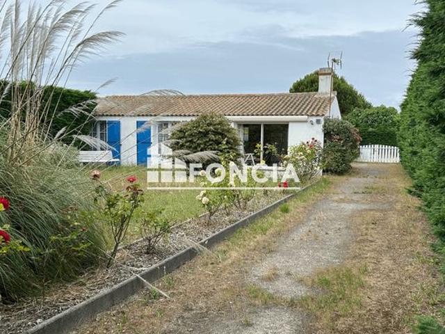 Ile de noirmoutier barbatre maison de vacances sur grand terrain arbore
