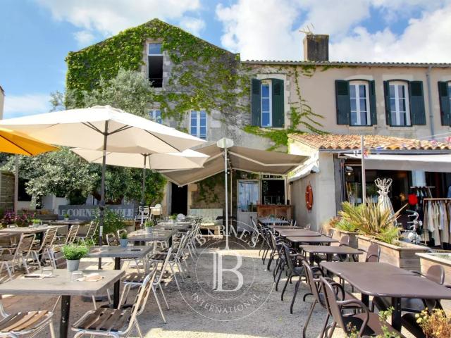 ÎLE DE RÉ ENSEMBLE IMMOBILIER SUR LE PORT DE LA FLOTTE