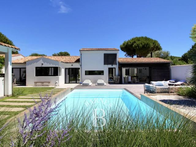 Le Bois Plage en Ré Villa à vendre proche plage avec piscine