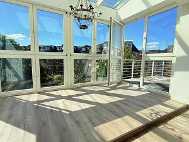 IM WINTERGARTEN ÜBER DEN DÄCHERN VON OTTENSEN