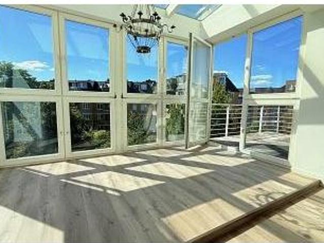 IM WINTERGARTEN ÜBER DEN DÄCHERN VON OTTENSEN