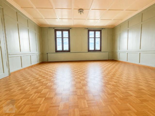 IM ZENTRUM VON ROMANSHORN PAUSCHAL MIT PARKPLATZ ALTBAUWOHNUNG
