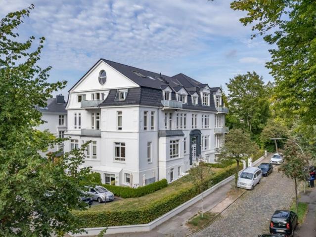 Im Bergedorfer Villenviertel: „Seniorengerechte 2‑Zimmer Erdgeschosswohnung mit Terrasse“