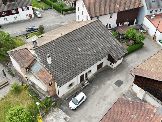 Im Courfaivre Haus mit 2 Wohnungen zum Verkauf gelegen