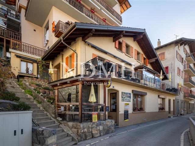 Im Herzen des Dorfes – Gebäude mit Restaurant