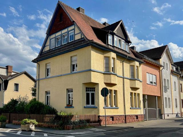 Im Herzen Hofheims: Altbau Dachgeschosswohnung mit 4 Zimmern und PKW Stellplatz!