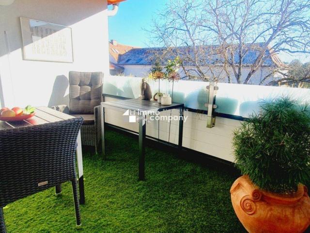 Im Herzen von Fürstenfeld, sehr ruhig gelegen! Wunderschöne, helle Zwei Zimmer Eigentumswohnung mit Loggia, zwei französischen Balkonen, Carport und Kellerabteil, Lift!