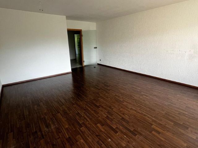 Geschmackvolle 3,5 Zimmer Wohnung in Holthausen mit gut ausgestattetem Wohnbereich, Balkon und EBK