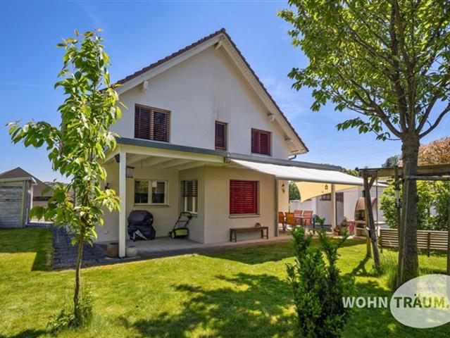 Im idyllisch gelegenen Wohnquartier von Mahren Lostorf befindet sich dieses grosszügige 7½ Zimmer Einfamilienhaus