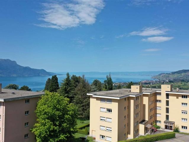Im obersten Stockwerk eine 3,5 Zimmer Wohnung mit Blick auf den See