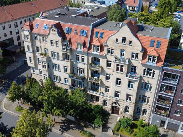 Im Regierungsviertel: Mansardgeschoss + Wanne + EBK mgl.