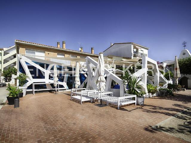 Immueble con bar, 2 appartamentos y garaje subterráneo 568m² Empuriabrava