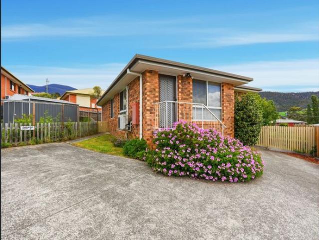 Immaculate & Modern Unit!