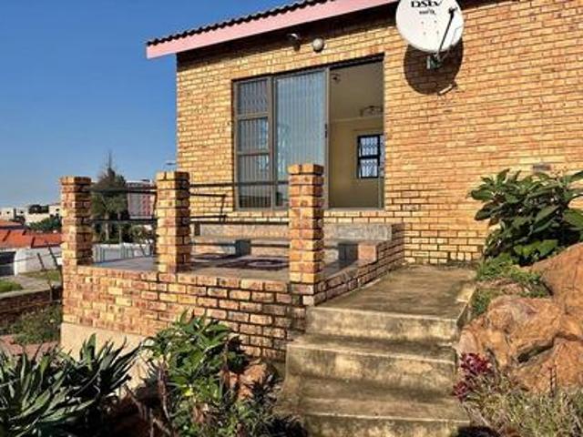 immaculate one bedroom cottage to le.