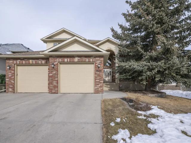 IMMACULATE EXECUTIVE 5 BEDROOM +DEN HOME BACKING ONTO FISH CREEK PARK