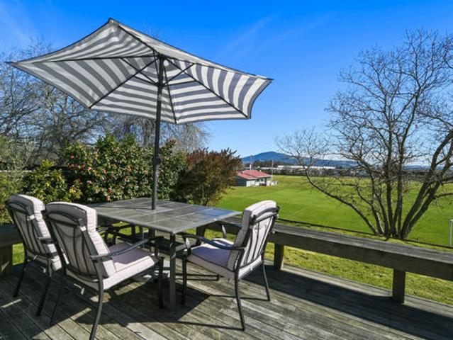 Immaculate Easy Care Entry to Lynmore