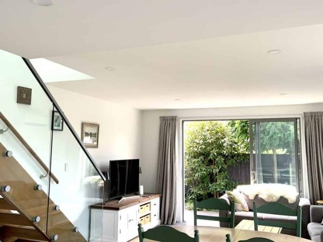 Immaculate fully furnished modern townhouse in ideal City location!