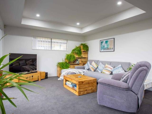 IMMACULATE FULLY FURNISHED SPACIOUS FAMILY HOME!