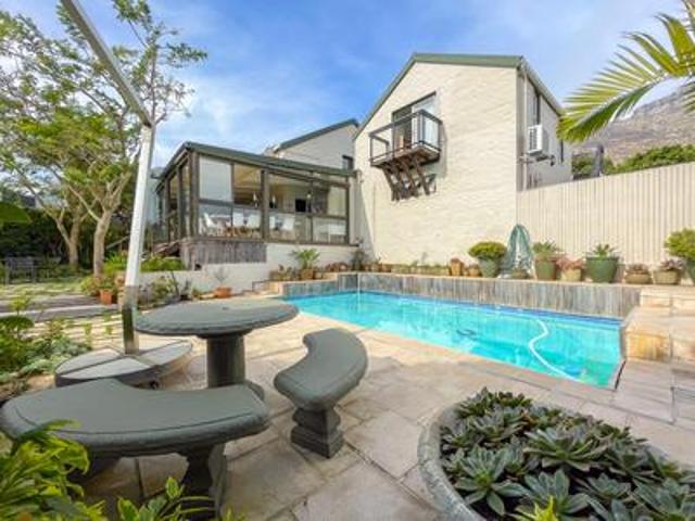 immaculate family home with income g.