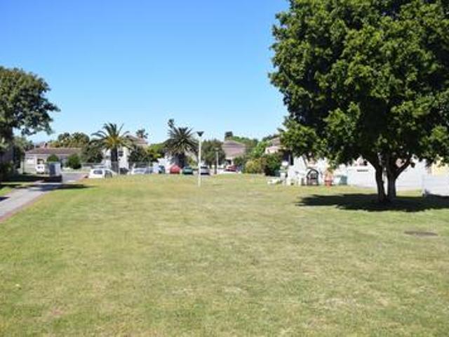 immaculate first floor studio to let.