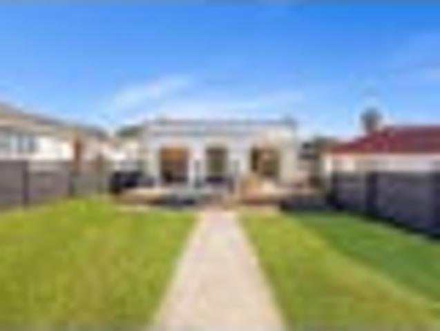 Freestanding with Lawn & Sun