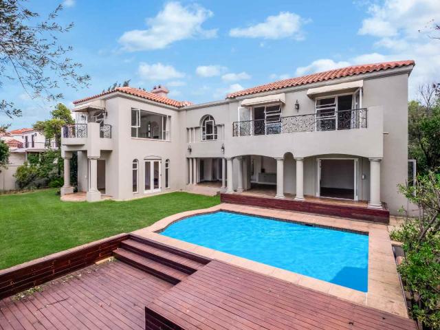 IMMACULATE HOME RIGHT ON THE GOLF COURSE