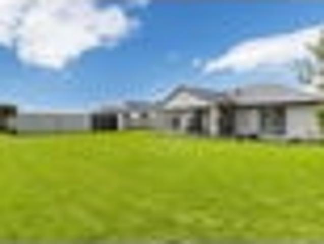 Immaculate Living near the Beach!