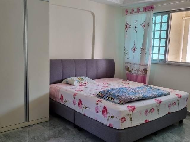 Immaculate & spacious Master Bedroom 2 pax with King size bed and en suite bathroom