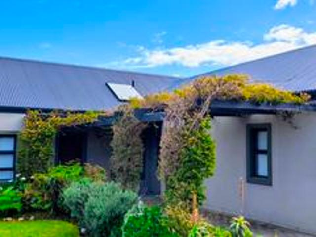 immaculate two bedroom home in a sec.