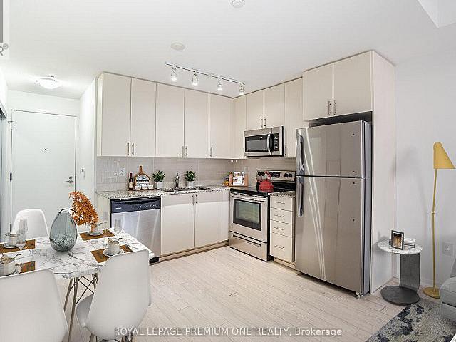 Immaculate 1b Condo Dufferin And Lawrence