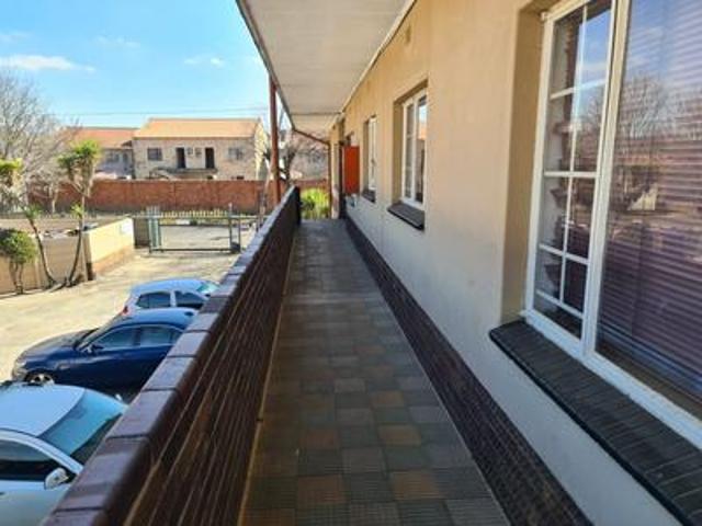 immaculate 2 bedroom upstairs unit o.