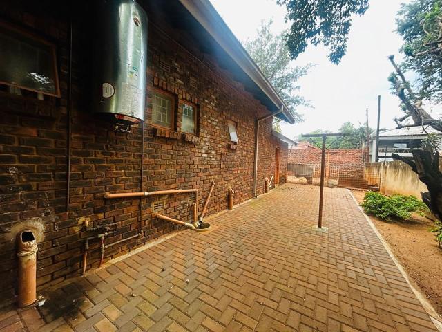 Immaculate 3 bedrooms house with a flat for sale! This family home is priced to sell and perfect
